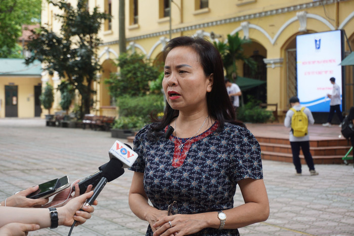 Cô Trần Thị Hải Yến – Điểm trưởng Điểm thi Trường Trung học phổ thông Phan Đình Phùng. (Ảnh: Phạm Minh).