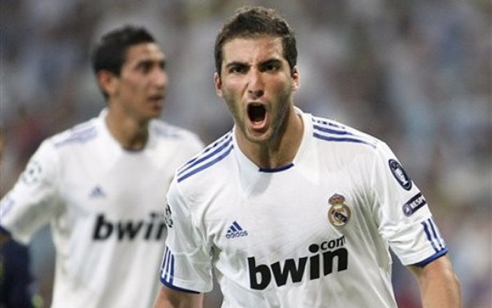 Gonzalo Higuain (Real Madrid – 30 triệu bảng): Tiền đạo người Argentina đã ghi được 24 bàn thắng cho đội bóng của HLV Jose Mourinho mùa giải này. Thành tích đó có thể thuyết phục Roman Abramovich bỏ tiền để đưa anh về Chelsea trong mùa hè này.