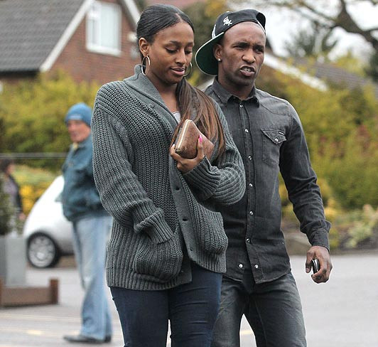 Jermain Defoe và Alexandra Burke tay trong tay dạo phố Jermain Defoe và Alexandra Burke tay trong tay dạo phố