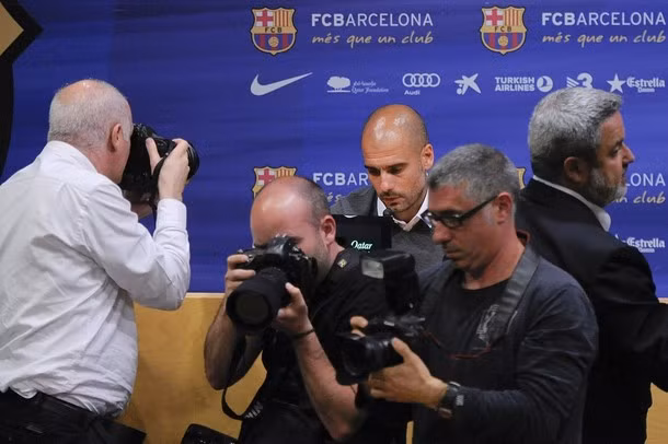 ... nhưng sau đó, ông cũng dấu được nét buồn trên khuôn mặt