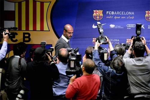HLV Guardiola đến cuộc họp báo với khuôn mặt bình thản, trước khi đưa ra thông báo ông sẽ chia tay Barcelona sau khi mùa giải này kết thúc.... HLV Guardiola đến cuộc họp báo với khuôn mặt bình thản, trước khi đưa ra thông báo ông sẽ chia tay Barcelona sau khi mùa giải này kết thúc....