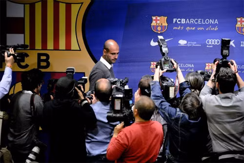 HLV Guardiola đến cuộc họp báo với khuôn mặt bình thản, trước khi đưa ra thông báo ông sẽ chia tay Barcelona sau khi mùa giải này kết thúc....