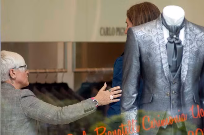 Nhân viên cửa hàng đang tư vấn lựa chọn vest cho Sergio Ramos