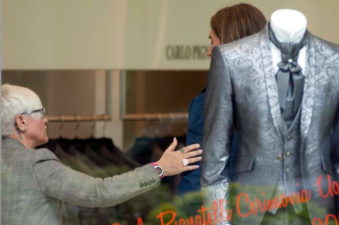 Nhân viên cửa hàng đang tư vấn lựa chọn vest cho Sergio Ramos Nhân viên cửa hàng đang tư vấn lựa chọn vest cho Sergio Ramos