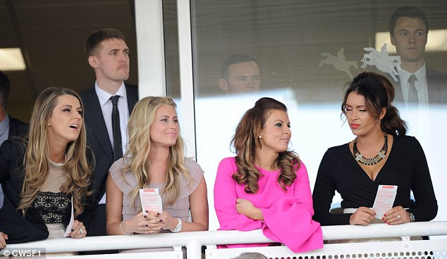 Fletcher, Rooney và Jonny Evans đứng sau các WAGs của MU Fletcher, Rooney và Jonny Evans đứng sau các WAGs của MU