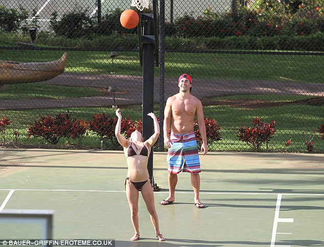 được hỗ trợ nhiệt tình bởi người bạn trai Scotty McKnight - ngôi sao của đội bóng bầu dục New York Jets