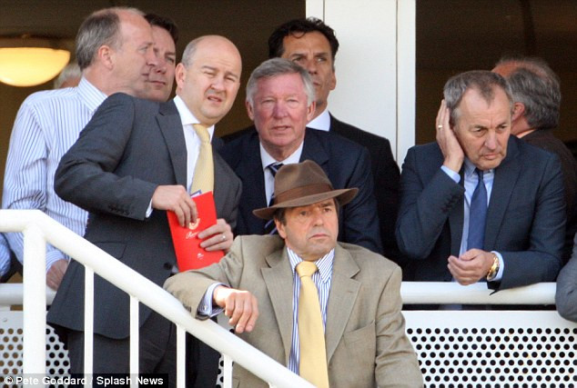 HLV Alex Ferguson có vẻ rất lo lắng cho chú ngựa đua của mình. HLV Alex Ferguson có vẻ rất lo lắng cho chú ngựa đua của mình.