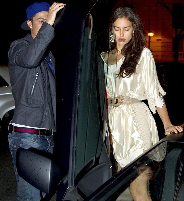 Chàng mở cửa để làng lên xe ô tô Chàng mở cửa để làng lên xe ô tô