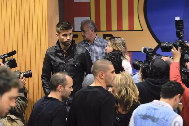 Trung vệ Pique tới tham dự cuộc họp báo với gương mặt buồn rầu.