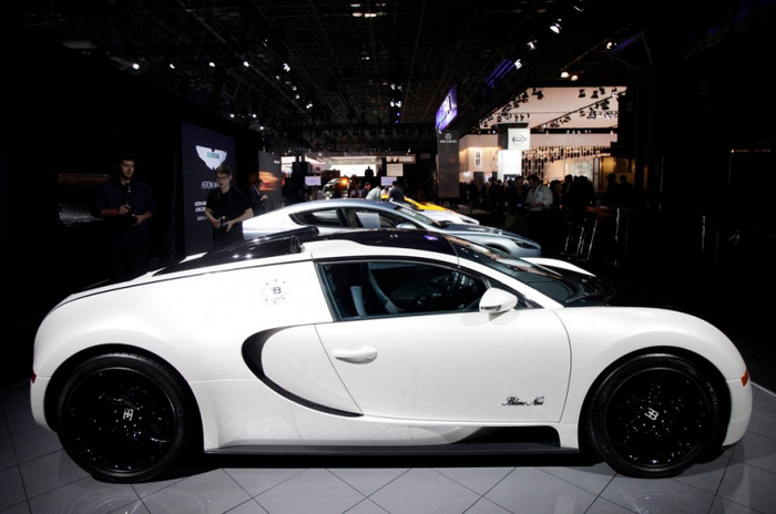 Bugatti Veyron 16.4 Grand Sport được trang bị động cơ 1000 mã lực và có thể đạt tốc độ tối đa 407 km/h. Giá của 1 chiếc siêu xe này là 1,9 triệu USD Bugatti Veyron 16.4 Grand Sport được trang bị động cơ 1000 mã lực và có thể đạt tốc độ tối đa 407 km/h. Giá của 1 chiếc siêu xe này là 1,9 triệu USD
