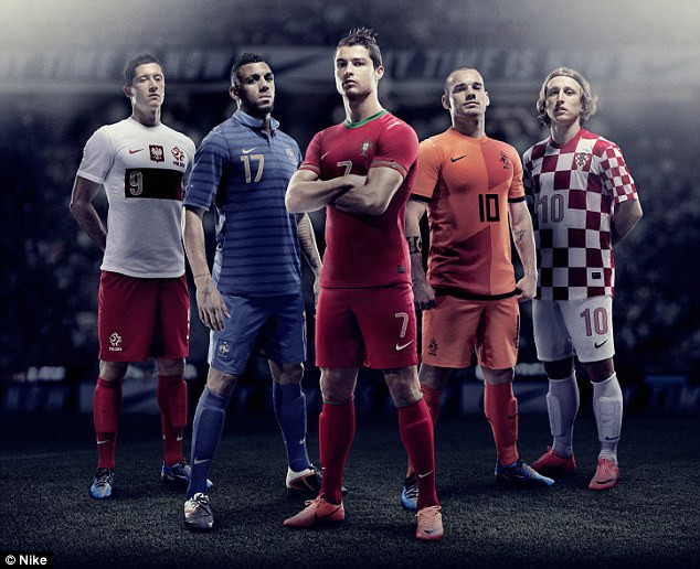 Robert Lewandowski (Ba Lan), Yann M'Vila (Pháp), Cristiano Ronaldo (Bồ Đào Nha), Wesley Sneijder (Hà Lan) và Luka Modric (Croatia) trong bộ trang phục mới tại Euro 2012 Robert Lewandowski (Ba Lan), Yann M'Vila (Pháp), Cristiano Ronaldo (Bồ Đào Nha), Wesley Sneijder (Hà Lan) và Luka Modric (Croatia) trong bộ trang phục mới tại Euro 2012