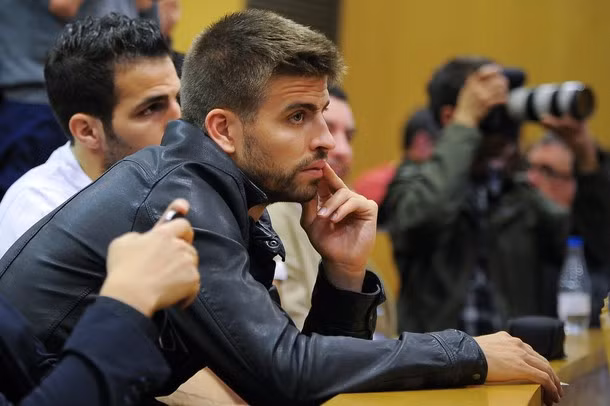 Pique dường như vẫn không tin HLV Guardiola rời Barcelona là sự thật.