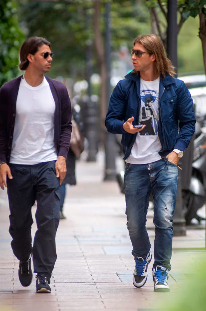 Dường như Sergio Ramos chuẩn bị lên xe hoa vào mùa hè này, sau khi ngôi sao của Real Madrid vừa cùng anh trai Rene Ramos xuất hiện tại tiệm váy cưới Carlo Pignatelli ở thủ đô Madrid