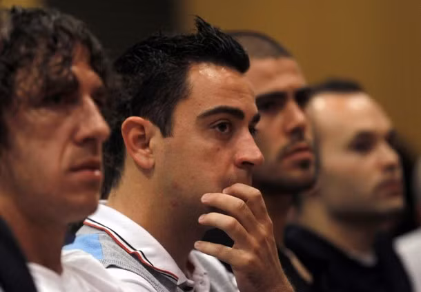 Puyol và Xavi lặng lẽ đón nhận tin HLV Guardiola rời Barcelona.