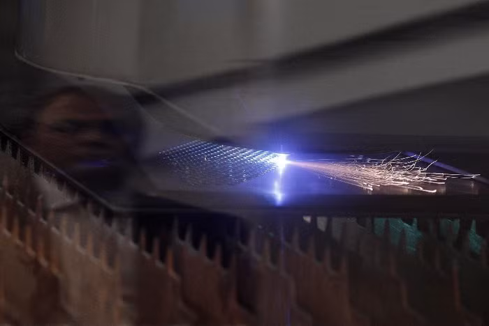 Các tấm hợp kim nhôm đang được mày nhẵn trước khi ép định hình