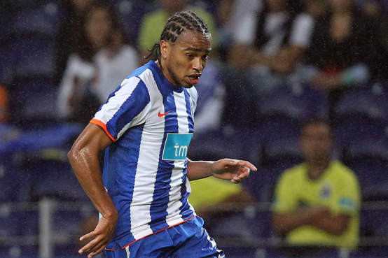 Alvaro Pereira (Porto – 17 triệu bảng): HLV Andre Villas-Boas đã từng có ý định đưa hậu vệ người Uruguay về The Blues vào mùa hè năm ngoái và hiện tại ngôi sao của Porto vẫn đang trong tầm ngắm của đội bóng thành London