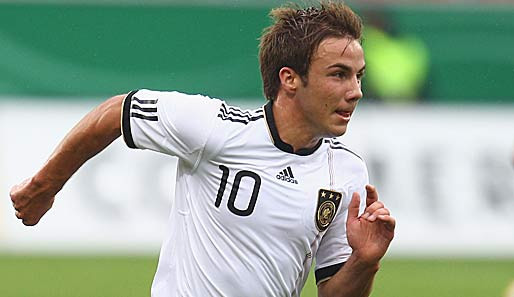 Mario Gotze (Borussia Dortmund – 40 triệu bảng): Tiền vệ 20 tuổi người Đức đang là món hàng hot trên thị trường chuyển nhượng. Nhưng với việc Mario Gotze mới gia hạn hợp đồng với Borussia Dortmund, Chelsea sẽ phải bỏ ra một khoảng tiền không nhỏ nếu muốn có ngôi sao này.