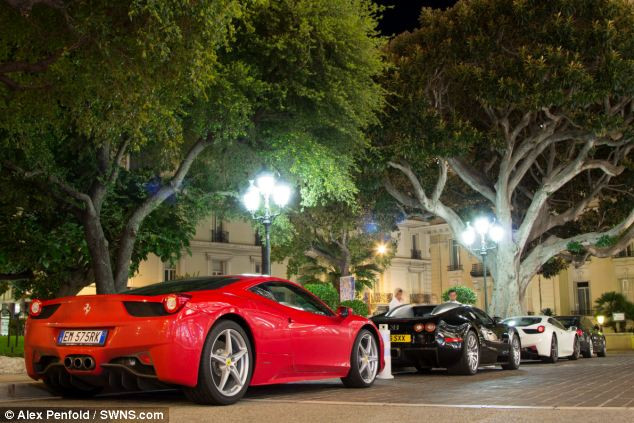 Ferrari 458s màu đỏ đỗ sau Bugatti Veyron