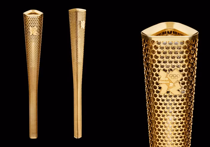 Cây đuốc của Olympic London 2012 có hình tam giác và được mạ màu vàng. Đuốc được sản xuất bằng hợp kim nhôm và được xem là cây đuốc nhẹ nhất trong các kỳ Olympic từ trước tới nay. Sẽ có 8.000 cây đuốc đang trong quá trình hoàn thành tại nhà máy Premier Group ở thành phố Coventry, Anh