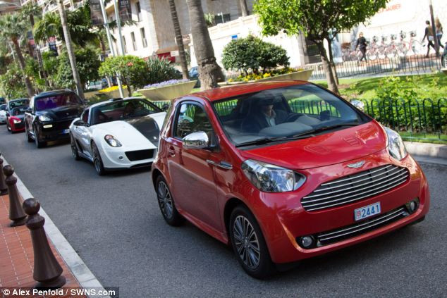 Chiếc Aston Martin Cygnet dẫn đầu đoàn siêu xe