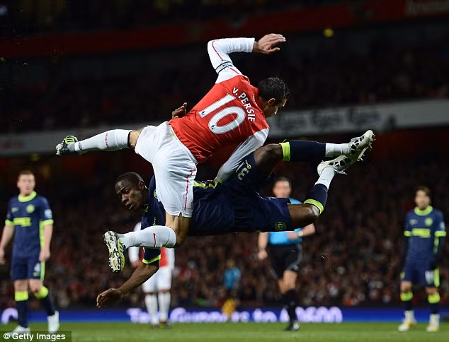 Tiền đạo Van Persie trong trận đấu giữa Arsenal và Wigan
