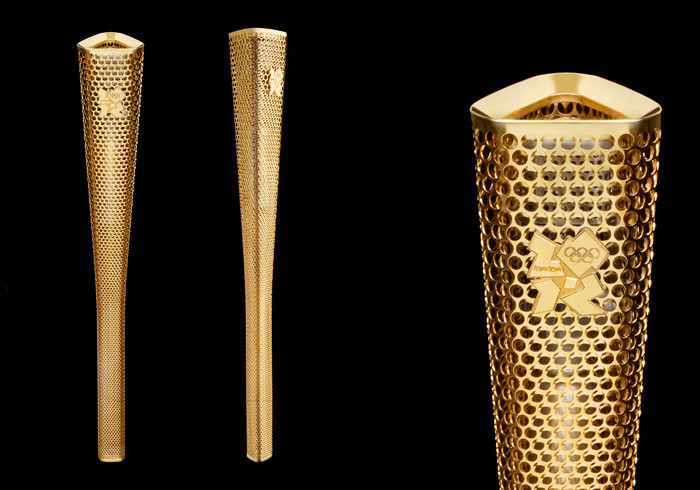 Cây đuốc của Olympic London 2012 có hình tam giác và được mạ màu vàng. Đuốc được sản xuất bằng hợp kim nhôm và được xem là cây đuốc nhẹ nhất trong các kỳ Olympic từ trước tới nay. Sẽ có 8.000 cây đuốc đang trong quá trình hoàn thành tại nhà máy Premier Group ở thành phố Coventry, Anh Cây đuốc của Olympic London 2012 có hình tam giác và được mạ màu vàng. Đuốc được sản xuất bằng hợp kim nhôm và được xem là cây đuốc nhẹ nhất trong các kỳ Olympic từ trước tới nay. Sẽ có 8.000 cây đuốc đang trong quá trình hoàn thành tại nhà máy Premier Group ở thành phố Coventry, Anh