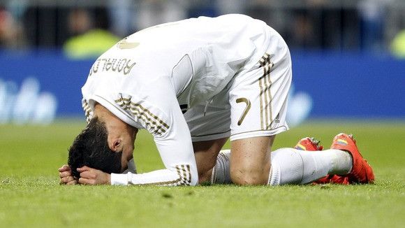 Cristiano Ronaldo bị trộm cuỗm mất 3 đôi giày xịn trong phòng thay đồ ở sân Allianz Arena vào đêm qua Cristiano Ronaldo bị trộm cuỗm mất 3 đôi giày xịn trong phòng thay đồ ở sân Allianz Arena vào đêm qua