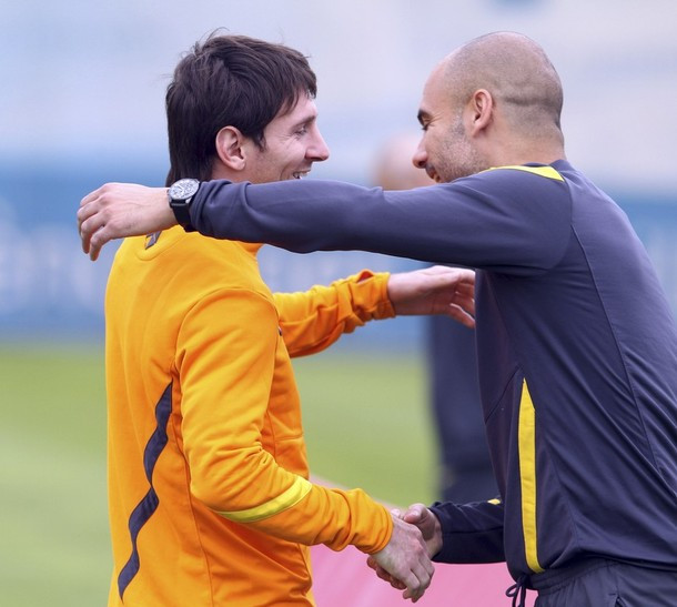 Tại buổi tập luyện trước đó, Messi và HLV Guardiola có cố cười khi chia tay nhau, nhưng nét buồn vẫn hiện trên khuôn mặt họ Tại buổi tập luyện trước đó, Messi và HLV Guardiola có cố cười khi chia tay nhau, nhưng nét buồn vẫn hiện trên khuôn mặt họ