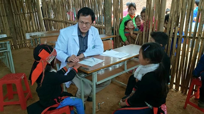 Hình ảnh "anh" vừa là bác sĩ vừa dạy học cho học trò vùng cao. Ảnh bác sĩ Vân cung cấp.