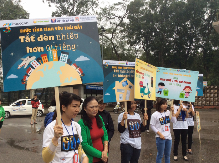 Một loạt tấm bảng với hình vẽ và khẩu hiệu sinh động do chính thầy cô và học sinh tự làm được giơ cao cho cộng đồng cùng biết. Ảnh: Hồng Nhung