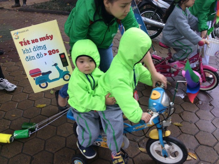Các bé sẽ cùng đạp xe với những lá cờ mang thông điệp bảo vệ Trái Đất được gắn đằng sau. Ảnh: Hồng Nhung