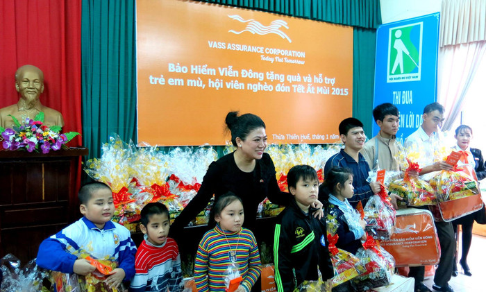 Bà Đỗ Thị Kim Liên - Lãnh sự danh dự Nam Phi tại TP HCM tặng quà và chụp ảnh lưu niệm cùng trẻ em khiếm thị tại Thừa Thiên Huế. Ảnh: Trần Thi Bà Đỗ Thị Kim Liên - Lãnh sự danh dự Nam Phi tại TP HCM tặng quà và chụp ảnh lưu niệm cùng trẻ em khiếm thị tại Thừa Thiên Huế. Ảnh: Trần Thi