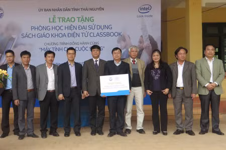 Đại diện các bên trao tặng Classbook cho nhà trường. Ảnh: EDC Đại diện các bên trao tặng Classbook cho nhà trường. Ảnh: EDC