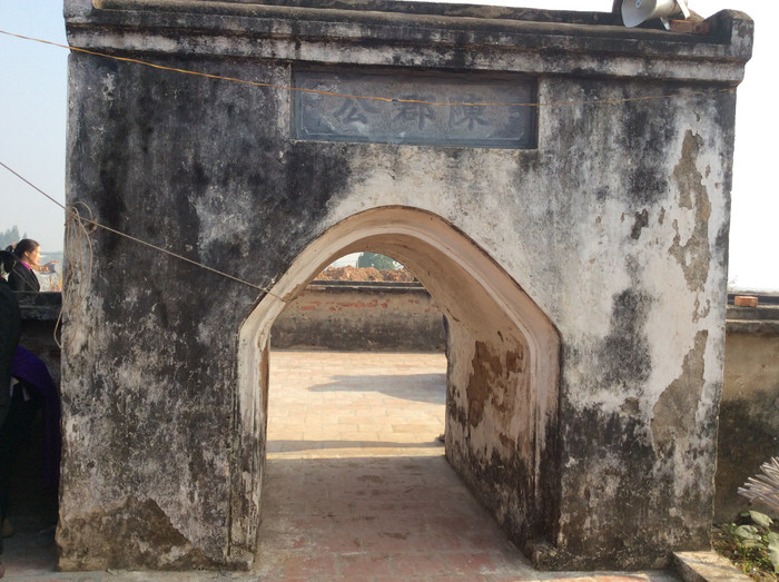 Lối vào mộ cụ Trần Quận Công. Lối vào mộ cụ Trần Quận Công.