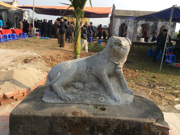 Tượng đá trước khu mộ. Tượng đá trước khu mộ.