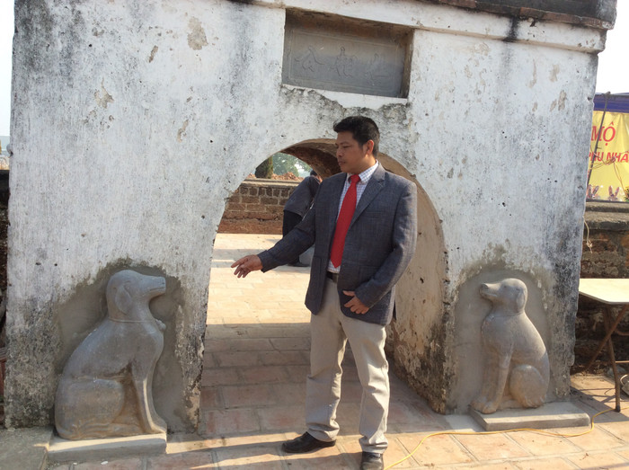 Trưởng ban tiểu ban di tích xã Xuân Mai – ông Đỗ VănThắng kể lại công lao các cụ quận công với làng xã, với dân với nước. Trưởng ban tiểu ban di tích xã Xuân Mai – ông Đỗ VănThắng kể lại công lao các cụ quận công với làng xã, với dân với nước.