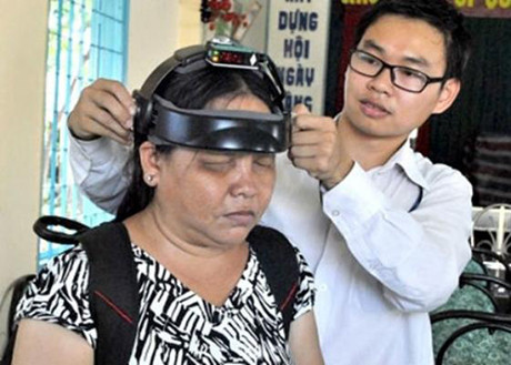 TS Nguyễn Bá Hải với sản phẩm Mắt thần 2 TS Nguyễn Bá Hải với sản phẩm Mắt thần 2