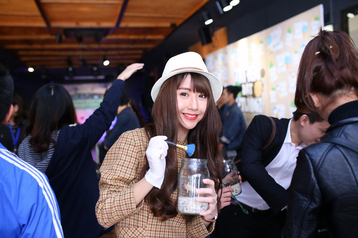 Quỳnh Anh Shyn thích thú với việc trồng cây