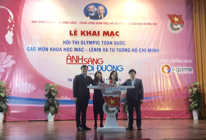 Các đại biểu bấm nút khai mạc Hội thi Olympic toàn quốc các môn Khoa học Mác – Lênin và Tư tưởng Hồ Chí Minh “Ánh sáng soi đường” năm 2015. Ảnh: Hồng Nhung Các đại biểu bấm nút khai mạc Hội thi Olympic toàn quốc các môn Khoa học Mác – Lênin và Tư tưởng Hồ Chí Minh “Ánh sáng soi đường” năm 2015. Ảnh: Hồng Nhung