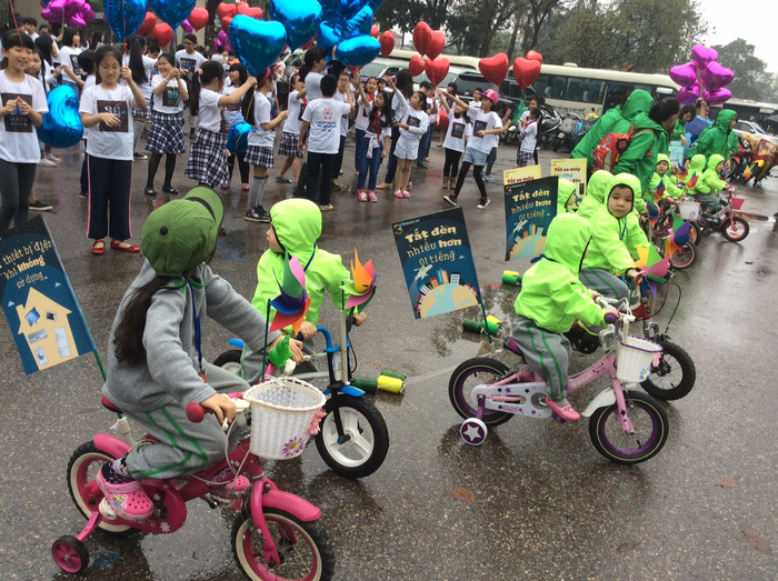 Cùng với các anh chị lớn, các bé trường mầm non thần đồng Bright School cũng tham gia cổ động. Ảnh: Hồng Nhung