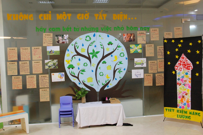 Bức tường có dán bản cam kết của phụ huynh trường Mầm non Thần đồng Bright School Hoàn Kiếm, Hà Nội.