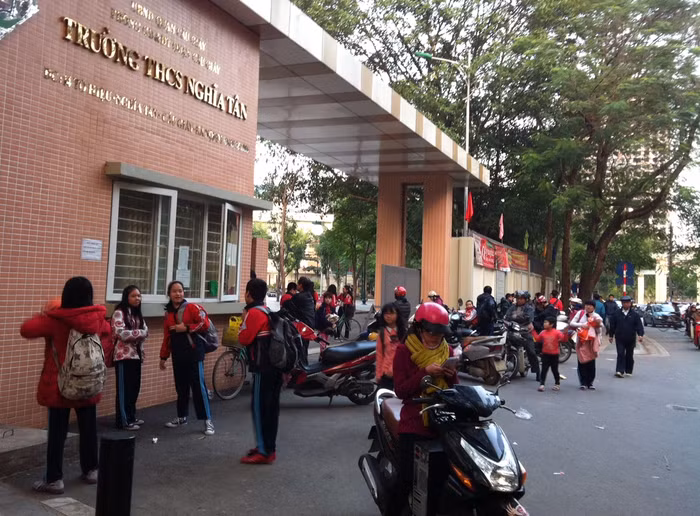 Chỉ với một chiếc điện thoại di động có đăng ký số điện thoại sử dụng dịch vụ sổ liên lạc điện tử, phụ huynh có thể cập nhật thông tin của con mọi lúc mọi nơi. Ảnh: Hồng Nhung