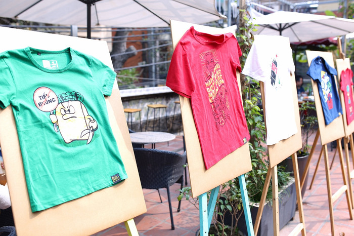 Hình áo phông thiết kế mang thông điệp bảo vệ môi trường được bày tại buổi họp báo