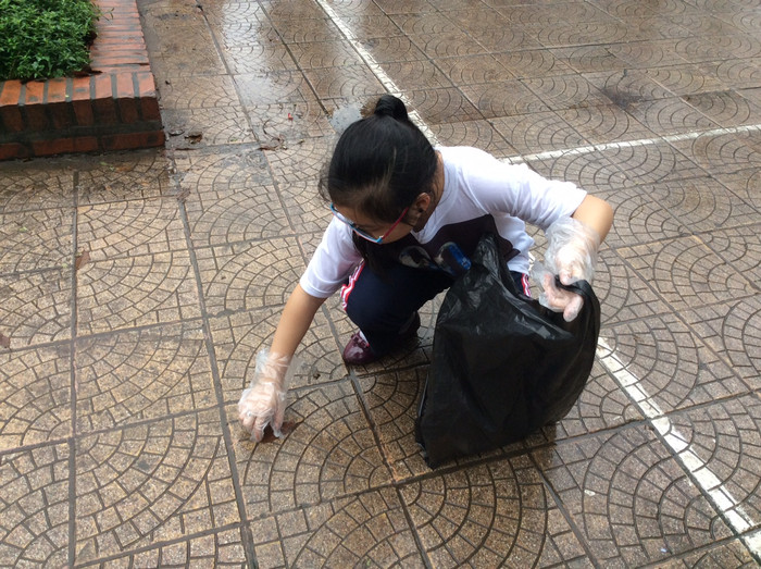 Cùng tham gia nhặt rác, dọn vệ sinh môi trường xung quanh. Ảnh: Hồng Nhung