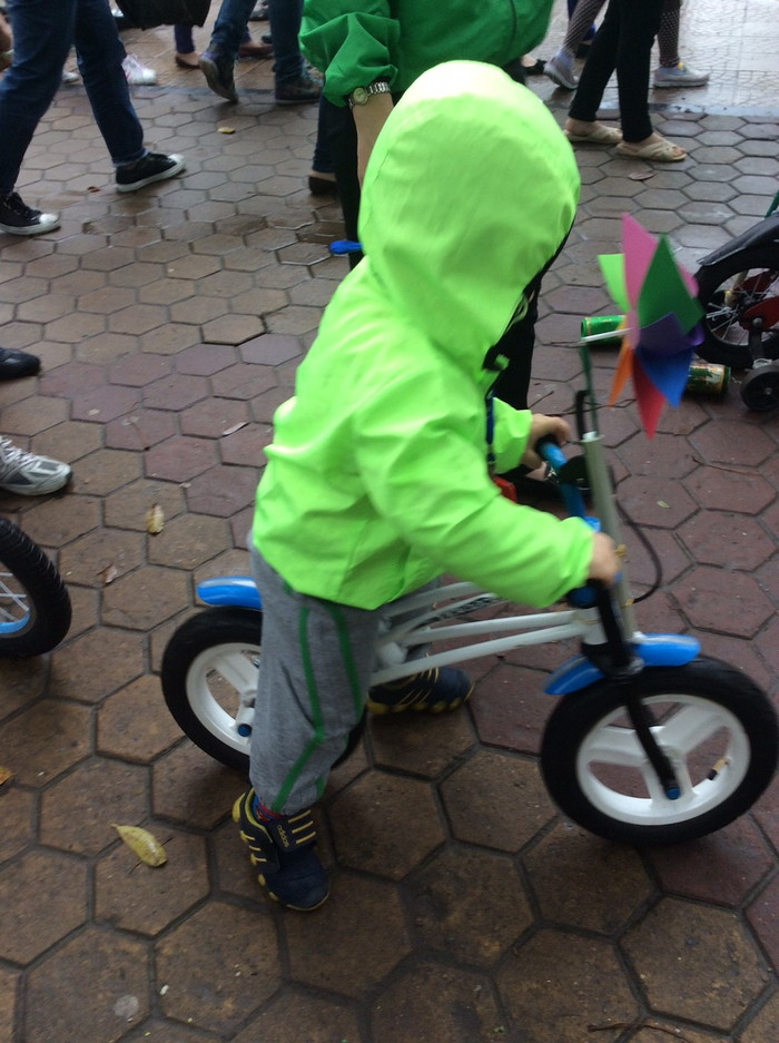 Mặc dù chưa thể tự đạp xe, nhưng em vẫn nhiệt tình di chuyển xe bằng hai chân. Ảnh: Hồng Nhung