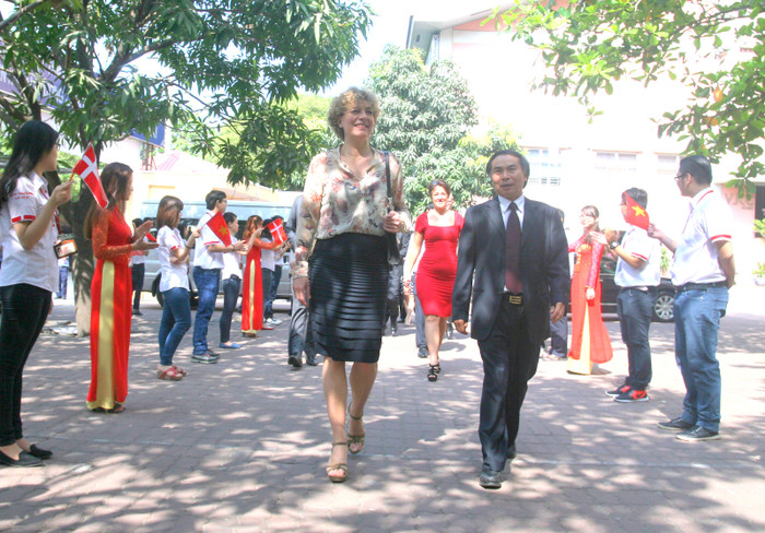 Bộ trưởng Giáo dục Đan Mạch và Hiệu trưởng GS Hoàng Văn Châu tại Hội chợ việc làm cho sinh viên ĐH Ngoại thương TP Hồ Chí Minh Bộ trưởng Giáo dục Đan Mạch và Hiệu trưởng GS Hoàng Văn Châu tại Hội chợ việc làm cho sinh viên ĐH Ngoại thương TP Hồ Chí Minh