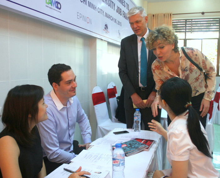 Bộ trưởng lắng nghe sinh viên tham gia phỏng vấn với công ty Đan Mạch tại hội chợ việc làm Bộ trưởng lắng nghe sinh viên tham gia phỏng vấn với công ty Đan Mạch tại hội chợ việc làm