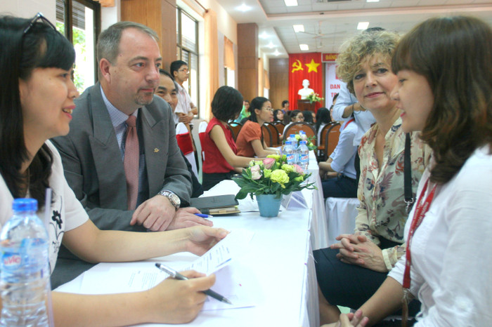 Bộ trưởng lắng nghe sinh viên tham gia phỏng vấn với công ty Đan Mạch tại hội chợ việc làm Bộ trưởng lắng nghe sinh viên tham gia phỏng vấn với công ty Đan Mạch tại hội chợ việc làm