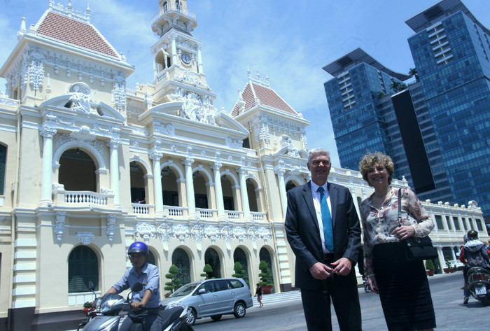 Bộ trưởng Giáo dục Đan Mạch và Đại sứ Đan Mạch chụp ảnh lưu niệm trước trụ sở UBND TP Hồ Chí Minh Bộ trưởng Giáo dục Đan Mạch và Đại sứ Đan Mạch chụp ảnh lưu niệm trước trụ sở UBND TP Hồ Chí Minh