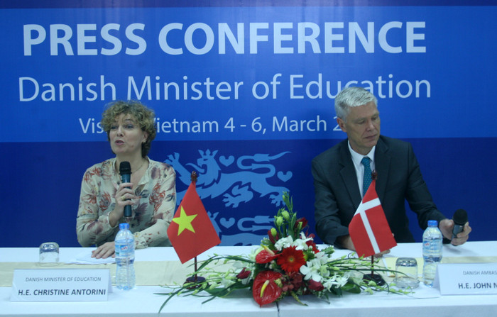 Bộ trưởng Giáo dục Đan Mạch và Đại sứ Đan Mạch tại buổi họp báo kết thúc chuyến thăm Bộ trưởng Giáo dục Đan Mạch và Đại sứ Đan Mạch tại buổi họp báo kết thúc chuyến thăm